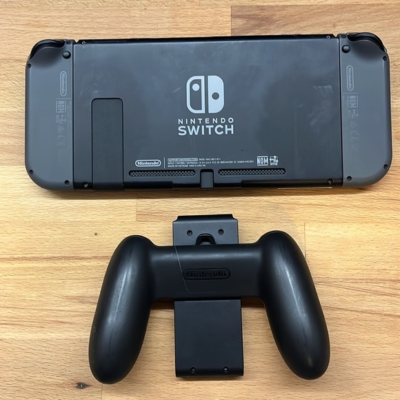 Gray Nintendo Switch With Games - Picture 4 of 9